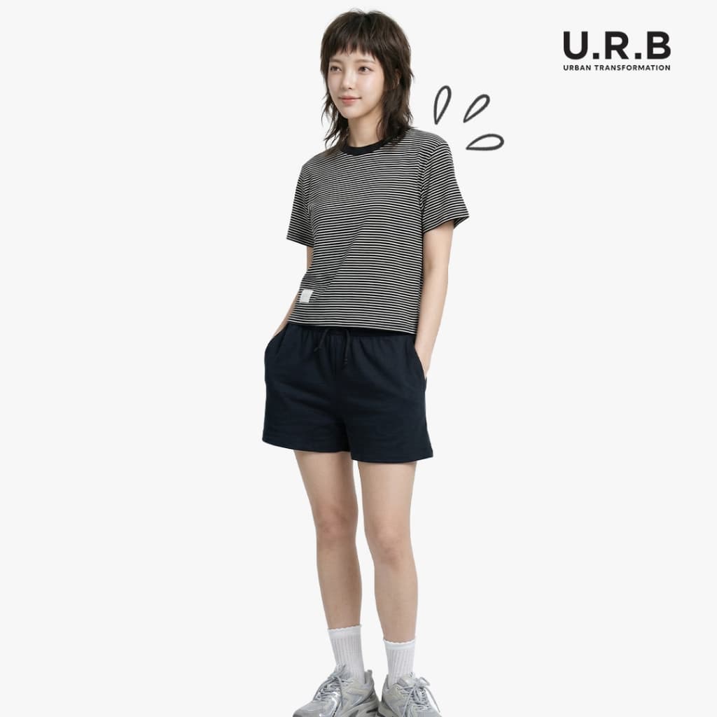 URBAN : WOMEN'S OVERSIZED STRIPED TEE เสื้อโอเวอร์ไซส์ผู้หญิงลายริ้ว รุ่น 1UTWT1070 สี Black - แบล็ค รูปที่ 4