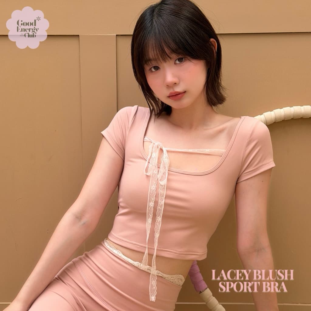 GOOD ENERGY CLUB - LACEY BLUSH SPORT BRA สปอร์ตบราผู้หญิง แขนสั้น ดีเทลโบว์ลูกไม้ รูปที่ 1