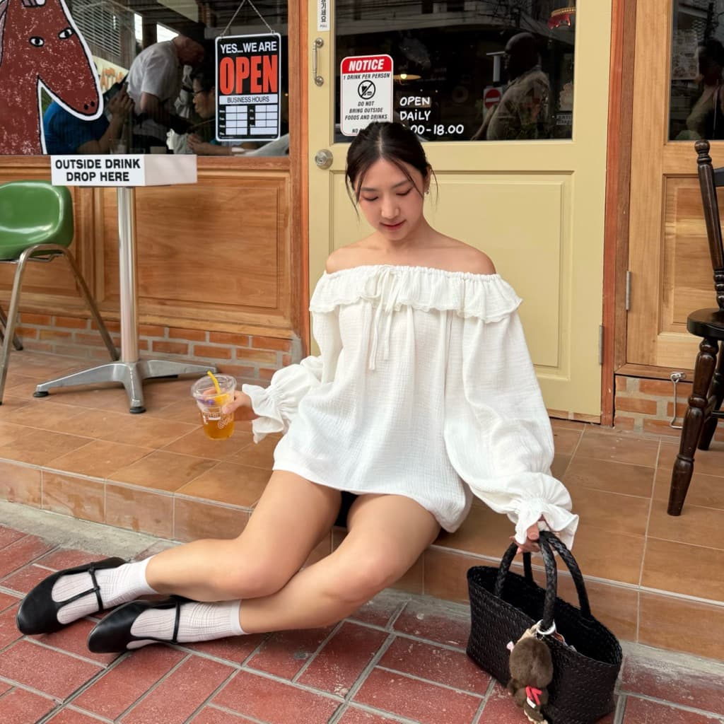 𝐌𝐨𝐫𝐧𝐢𝐧𝐠 𝐌𝐢𝐬𝐭 ( เสื้อปาดไหล่แขนยาวเนื้อผ้าสาลู สไตล์เกาหลี ดีไซน์เปิดไหล่ พร้อมดีเทลระบายรอบคอ แขนเสื้อทรงพองแบบบอลลูน รูปที่ 5