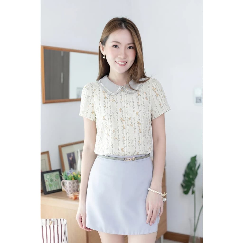 Narinari : MT4101 Trimmed Peter Pan Collar Blouse เสื้อทำงานปกบัวผ้าพิมพ์ลาย รูปที่ 1