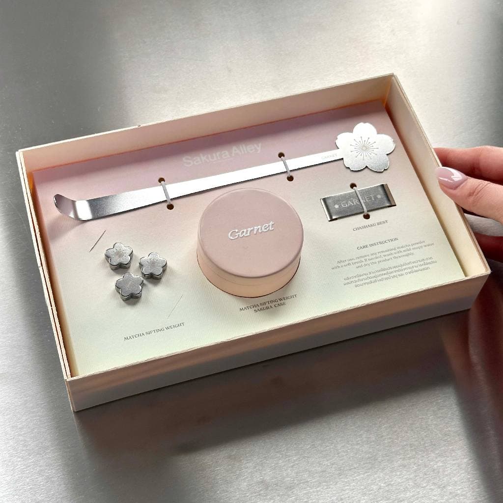 GARNET Sakura Alley Matcha Sifting Weight & Spoon Box Set – เซตลูกร่อนมัทฉะพร้อมช้อนตักมัทฉะลายดอกซากุระแบบ box set รูปที่ 6