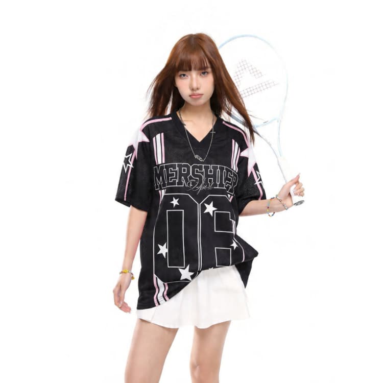 BecoolManวินเทจสไตล์อเมริกัน เสื้อยืด พิมพ์ลายดิจิตอล เสื้อบอล ตาข่ายกลวง ระบายอากาศฤดูร้อน คอวี สไตล์สปอร์ตทรงหลวม รูปที่ 7