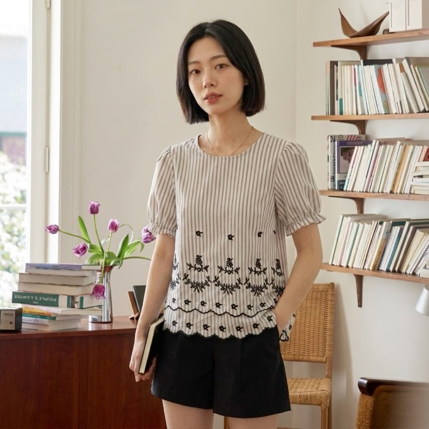 Glucoat | เสื้อแขนสม็อกลายทาง แต่งระบายสองชั้น ปักลายดอกไม้ กระดุมจบหลังหนึ่งเม็ด รูปที่ 4