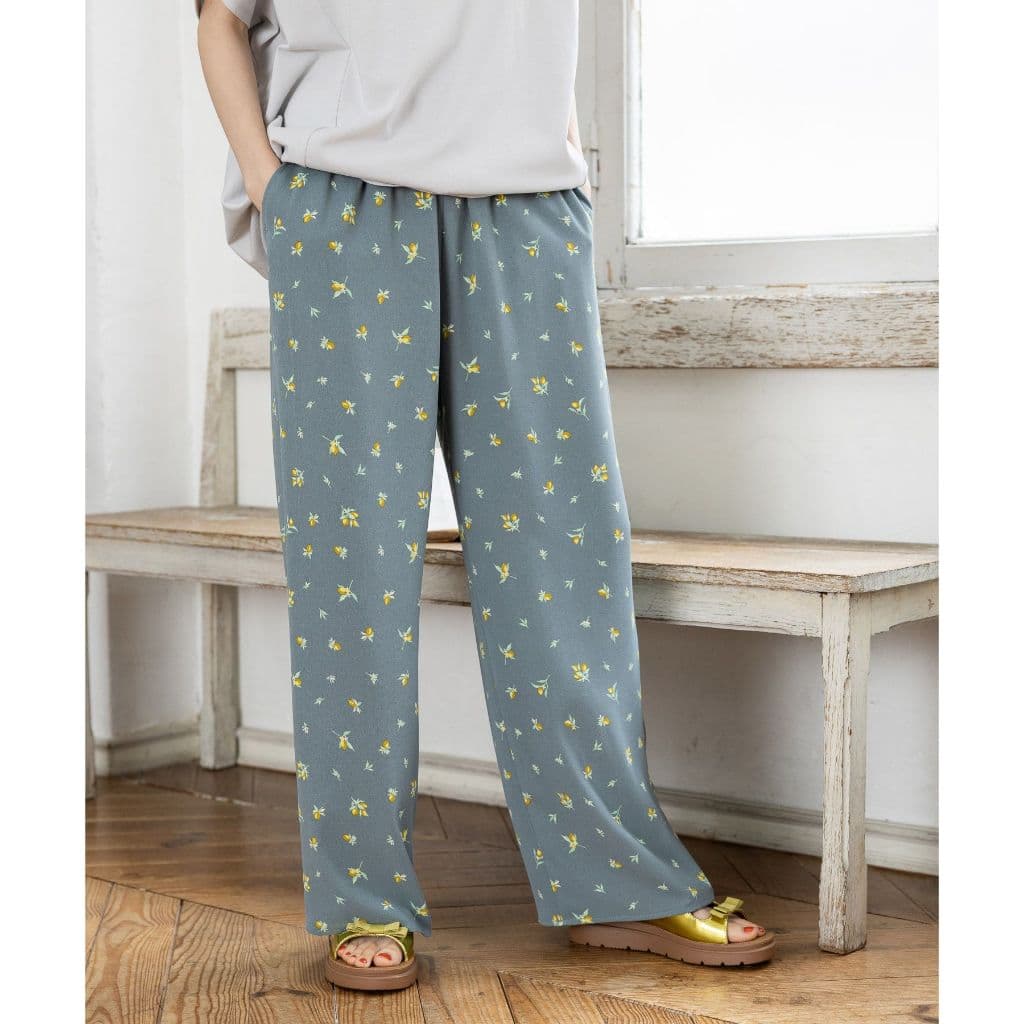 niko and ... กางเกงพิมพ์ลายวินเทจ เรียบลื่น Retro print loose-fitting pants รูปที่ 1