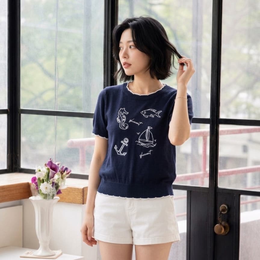 Glucoat | เสื้อนิตติ้งไหมพรมสีกรม ปักลายทะเล แต่งขอบหยักสีขาว รูปที่ 2
