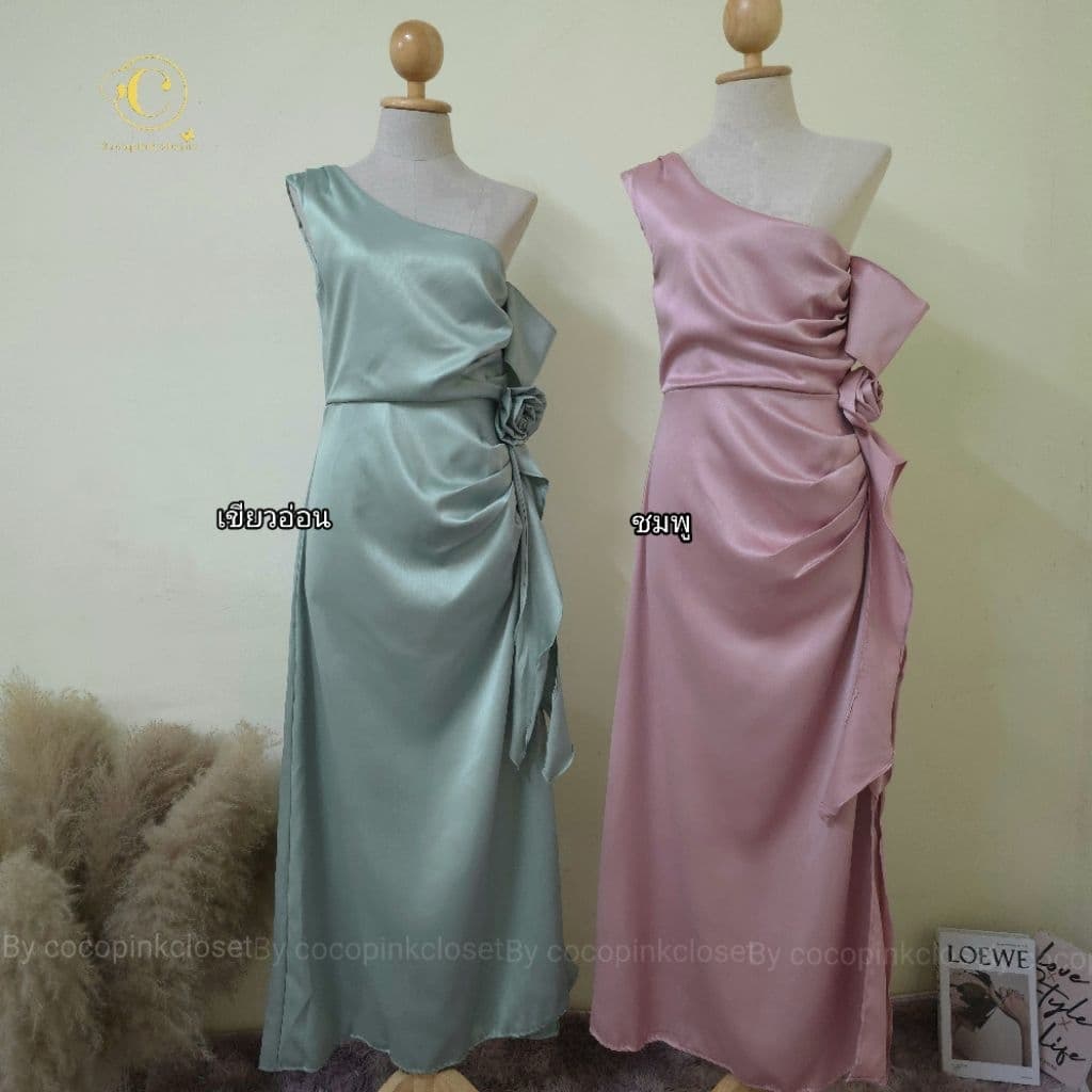 C;5063:ชุดราตรีเดรสยาวใส่ออกงาน ทรงปาดไหล่ข้าง แขนไหล่ปิดพรางต้นแขน แต่งระบายงานผ้าเงาซาร่า รูปที่ 3