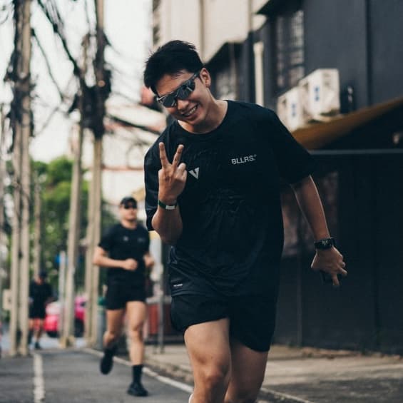 VOLT RUNNING x BLLRS เสื้อวิ่งแขนสั้น รุ่น Acce 004 Running Club สีดำ รูปที่ 6