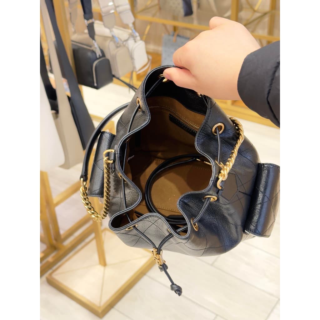 ของแท้Tory Burch Charlie Bucket bag Shoulder bag กระเป๋าสะพายไหล่ดีไซน์รูดเชือก การเย็บตารางเพชร รูปที่ 9