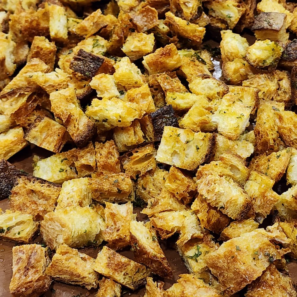 Sourdough Croutons with Garlic and Parsley - ขนมปังซาวร์โดอบกรอบกับกระเทียมและพาร์สเลย์ รูปที่ 4
