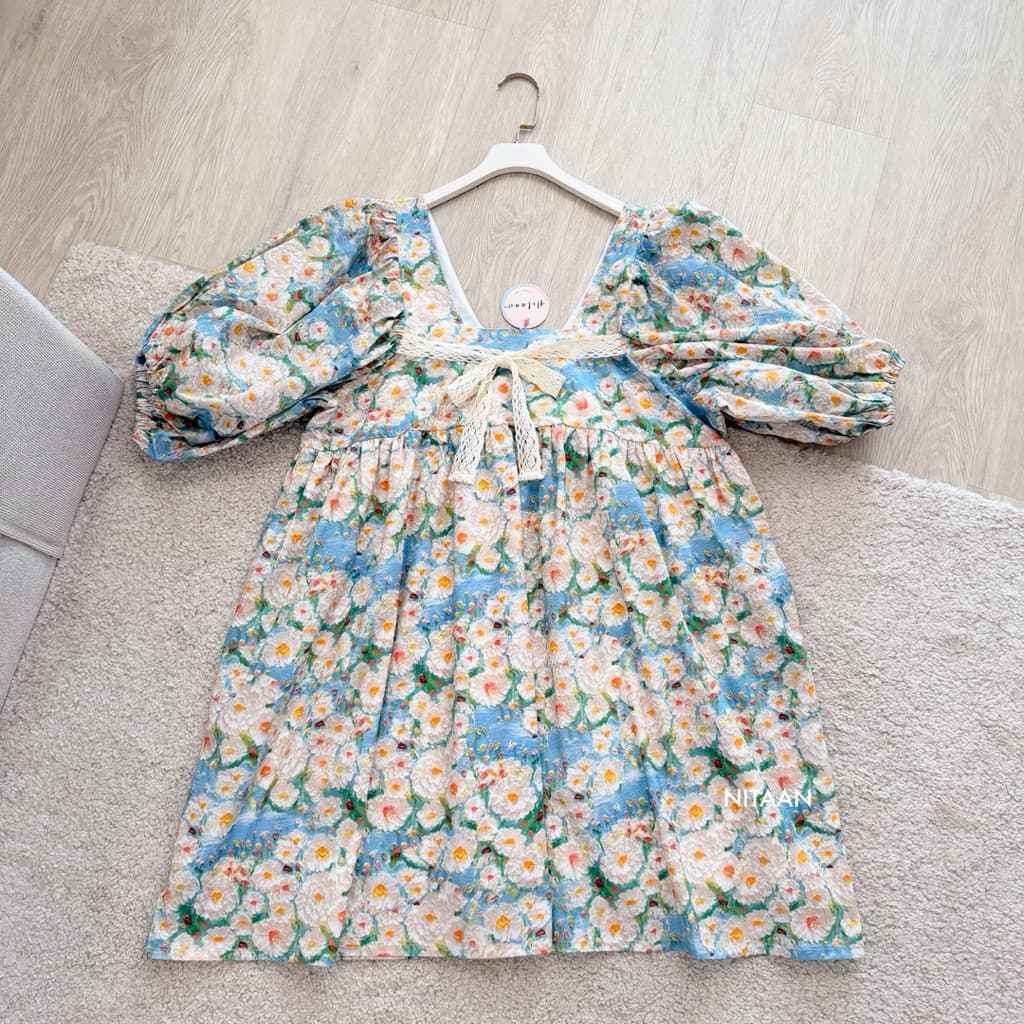 NITAAN LISA DRESS น้องลิซ่า น่ารักมากก เจ้าหญิงวงการโอเว่อร์ไซส แขนพองเกาหลี คอเหลี่ยมติดโบว์ มีกระเป๋าข้าง รูปที่ 8