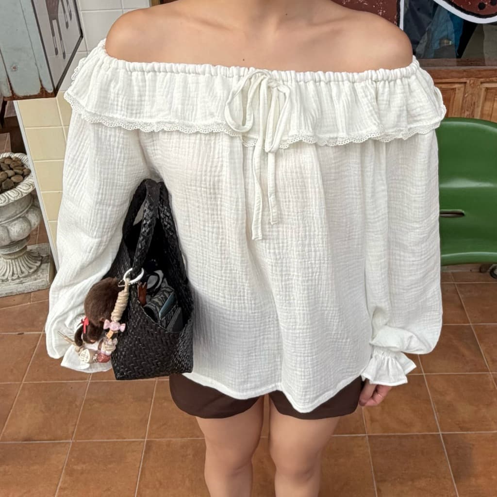 𝐌𝐨𝐫𝐧𝐢𝐧𝐠 𝐌𝐢𝐬𝐭 ( เสื้อปาดไหล่แขนยาวเนื้อผ้าสาลู สไตล์เกาหลี ดีไซน์เปิดไหล่ พร้อมดีเทลระบายรอบคอ แขนเสื้อทรงพองแบบบอลลูน รูปที่ 3