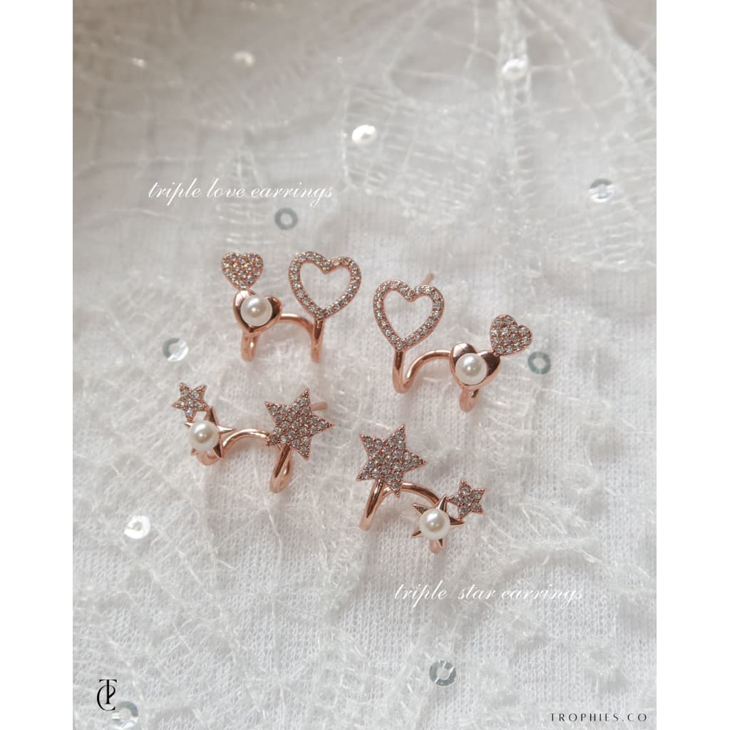 Trophies.co - Triple Star Earrings 𝑻𝒓𝒐𝒑𝒉𝒊𝒆𝒔.𝒄𝒐 𝒔𝒊𝒈𝒏𝒂𝒕𝒖𝒓𝒆 ต่างหูดาวเพชรและไข่มุก รูปที่ 6