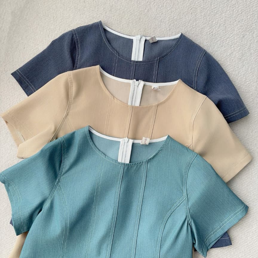 Glucoat | เสื้อแขนสั้น คอกลม ตีเกล็ดหน้า ซิปหลังยาว รูปที่ 5