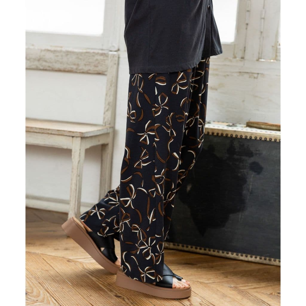 niko and ... กางเกงพิมพ์ลายวินเทจ เรียบลื่น Retro print loose-fitting pants รูปที่ 4