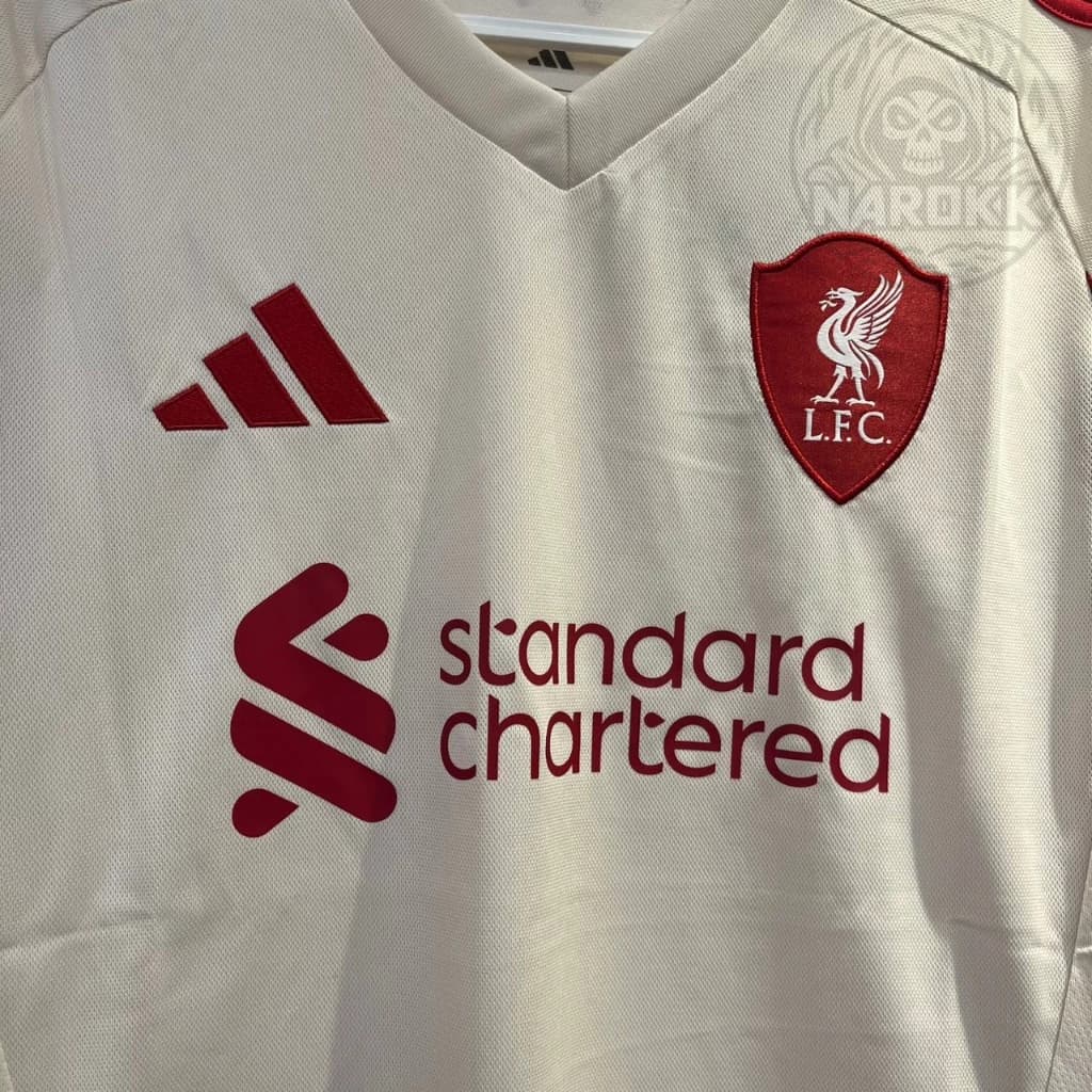 Liverpool สีครีมแดง away รูปที่ 2