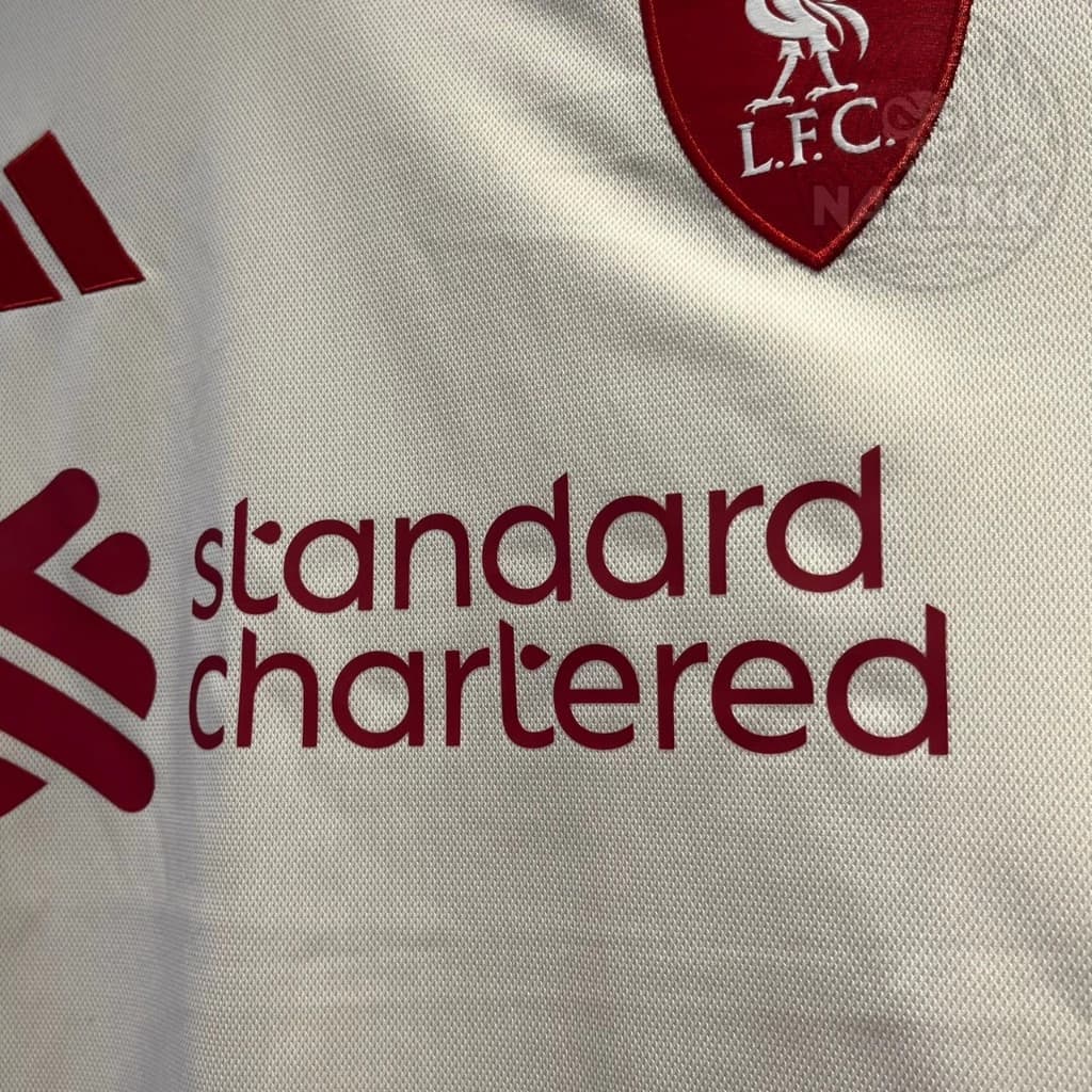 Liverpool สีครีมแดง away รูปที่ 3