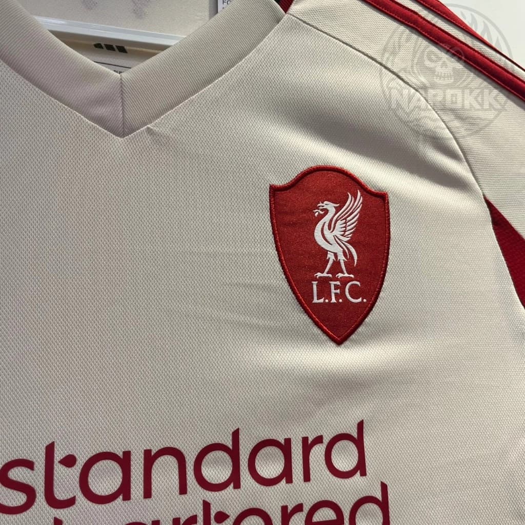 Liverpool สีครีมแดง away รูปที่ 5