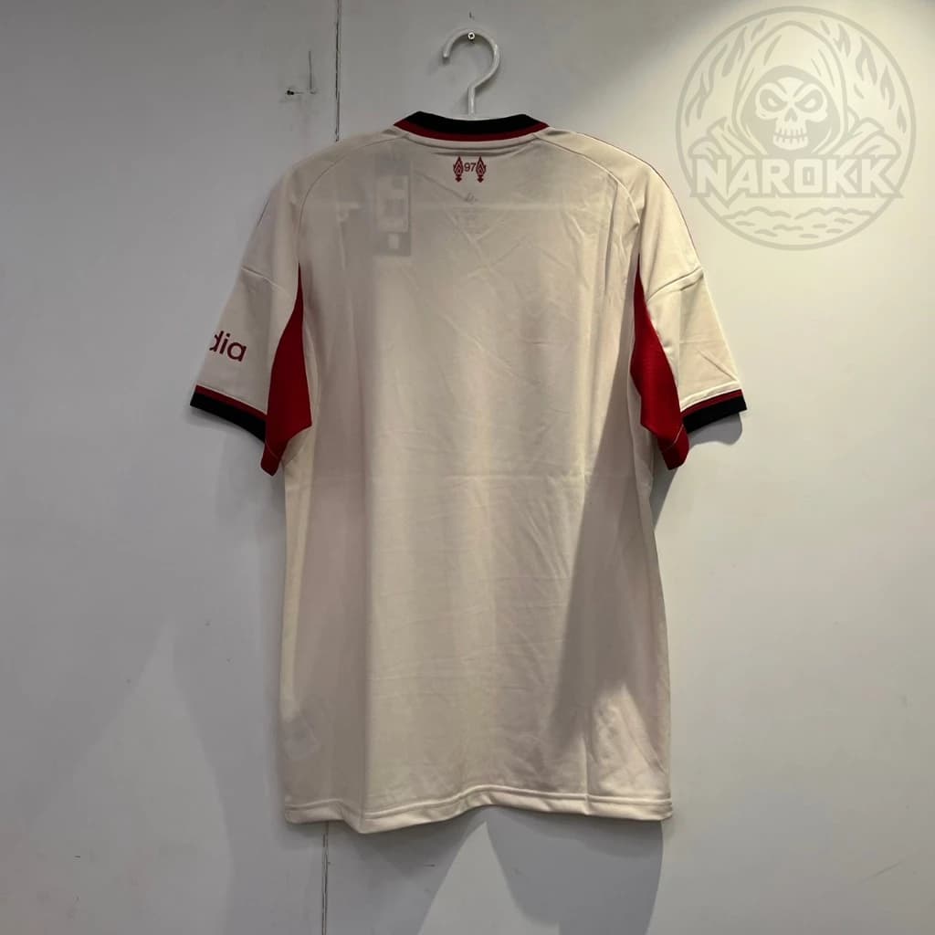 Liverpool สีครีมแดง away รูปที่ 8