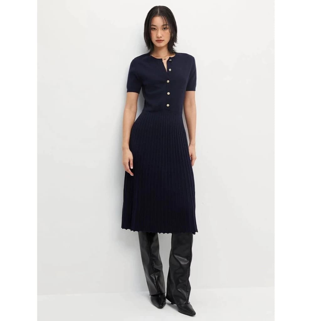 เดรสพลีทยาวผ้าไหมพรมมาพร้อมกระดุมทั้งตัว / Knitted Pleated Button Midi Dress รูปที่ 1