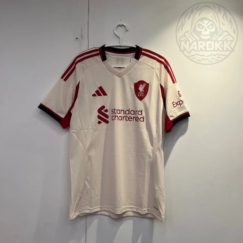 Liverpool สีครีมแดง away รูปที่ 1