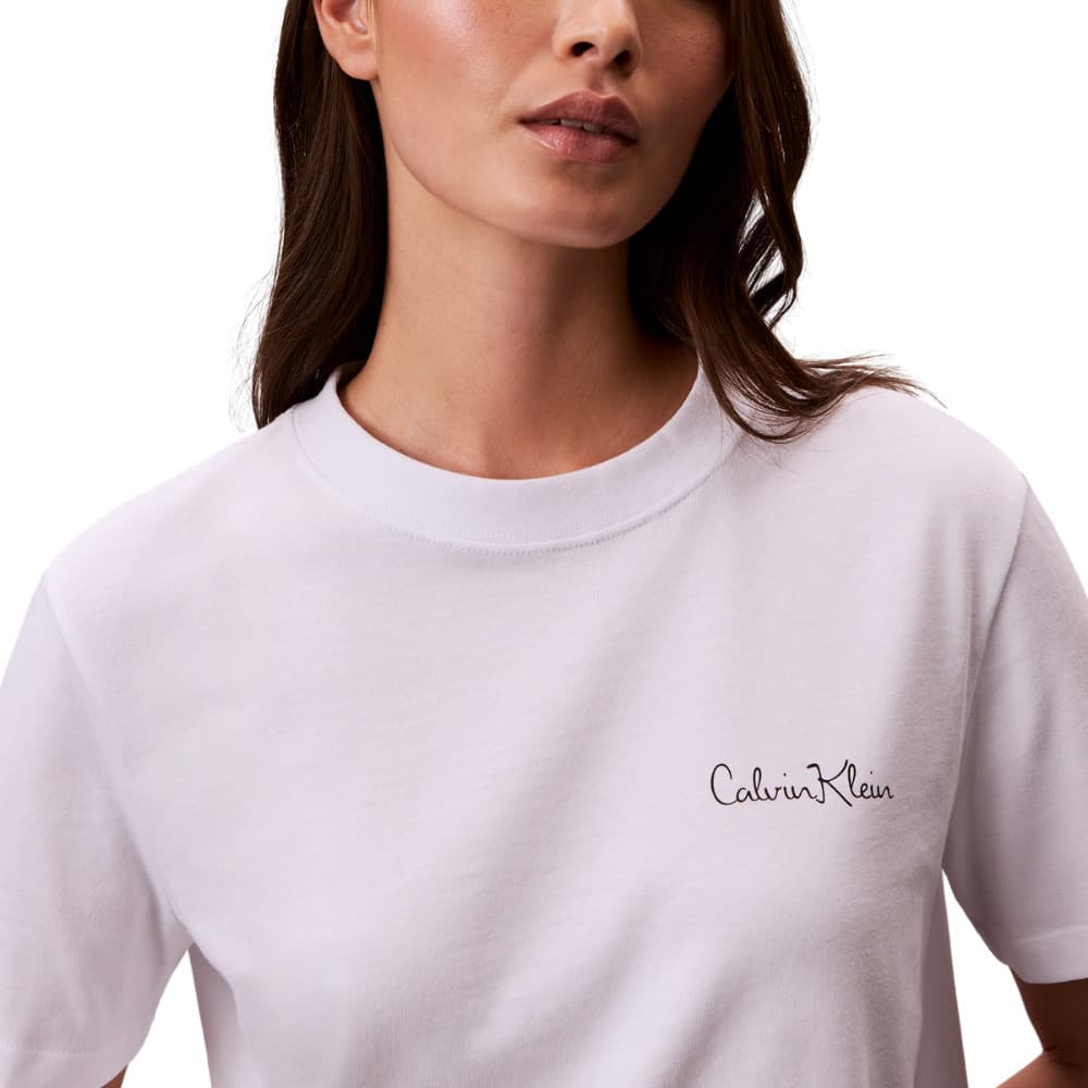 CALVIN KLEIN เสื้อยืดคอกลมแขนสั้นผู้หญิง Small Script Logo ทรง Regular รุ่น 47E809G YAA-สีขาว รูปที่ 2