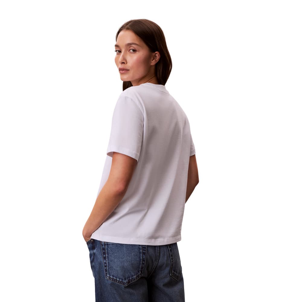 CALVIN KLEIN เสื้อยืดคอกลมแขนสั้นผู้หญิง Small Script Logo ทรง Regular รุ่น 47E809G YAA-สีขาว รูปที่ 4