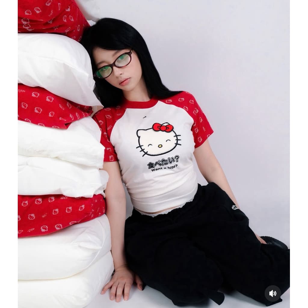 Baby Tee x Hello Kitty | Joy Icon Lightweight Raglan Regular Tee/ Red รูปที่ 2